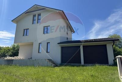 Casă individuală cu 5 camere în Corușu
