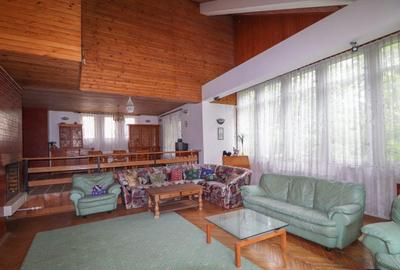 Sinaia-Vila Cu 2300 Mp Teren!!!
