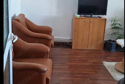 Apartament cu 3 camere semidecomandat în Central - 1