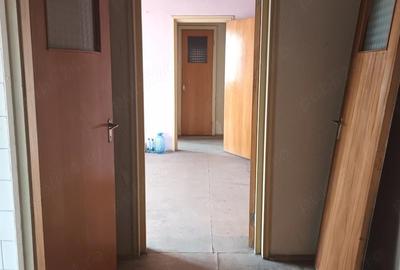 Apartament cu 3 camere semidecomandat în Rahova - 2