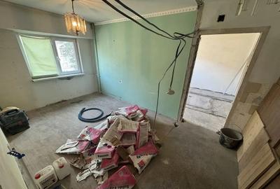 Apartament cu 3 camere decomandat în CET - 7