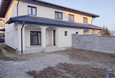 Casă cu 2 camere cu Teren 247 Mp în Plopi