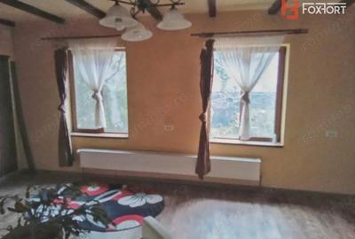 Apartament cu 5 camere decomandat în Intim