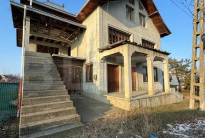 Casă cu 5 camere cu Teren 300 Mp în Central