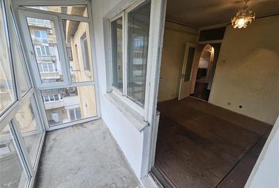 Apartament cu 3 camere decomandat în Micro IV - 22