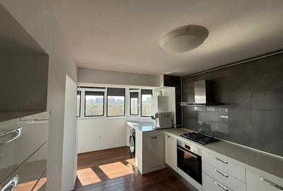 Apartament cu 3 camere semidecomandat în Tineretului