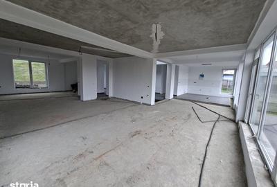 Casă cu 10 camere cu Teren 2736 Mp în Vest - 12