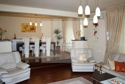 Casă individuală cu 8 camere cu Canalizare în Central - 3