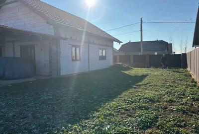 Vand casa la rosu cu tamplarie PVC - 7