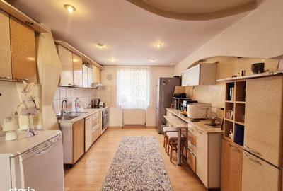 Apartament cu 4 camere semidecomandat în Precista