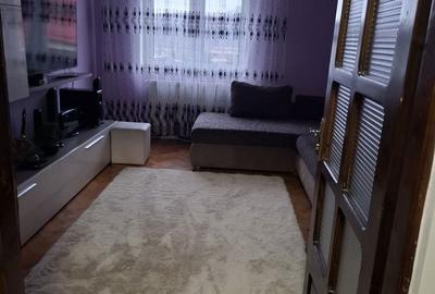 Apartament cu 3 camere decomandat în Petros