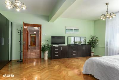 Casă cu 9 camere cu Teren 510 Mp în Tei