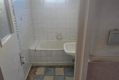 Apartament cu 3 camere decomandat în CET - 8