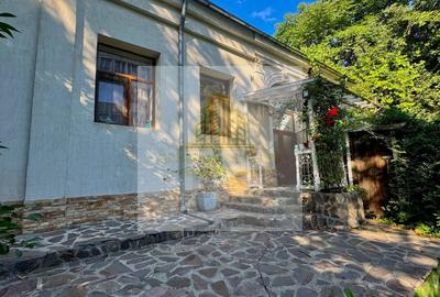 Casă individuală cu 6 camere cu Canalizare în Central - 1