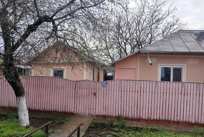 Casă cu 4 camere cu Teren 1500 Mp în Central - 1