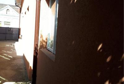 Casă cu 4 camere în Roman - 1