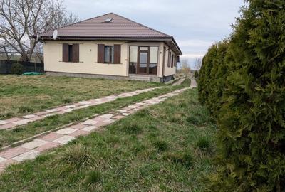 Casă individuală cu 4 camere în Săucești