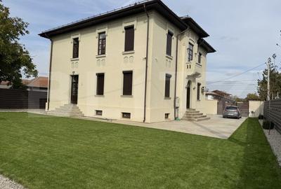 Casă individuală cu 10 camere în Malu Mare