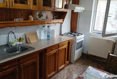 Apartament cu 3 camere decomandat, mobilat în Tractorul - 1