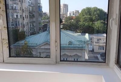 Apartament cu 3 camere semidecomandat în P-ța Romană