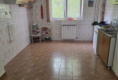 Apartament cu 3 camere semidecomandat în Exterior Vest