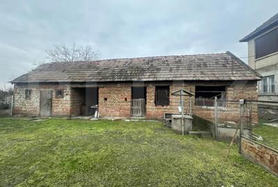 Casă cu 4 camere cu Teren 1371 Mp în Păulești - 2