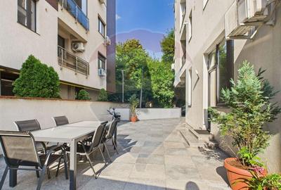 Apartament deosebit cu 3 camere | Curte 63 mp | Damaroaia