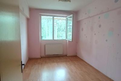 Apartament cu 3 camere decomandat în Giurgiului