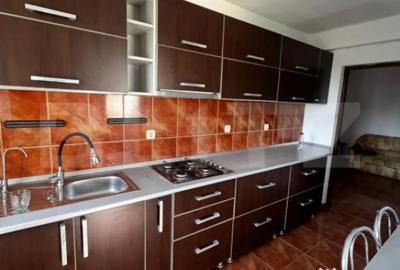 Apartament cu 3 camere semidecomandat în Unirea - 2