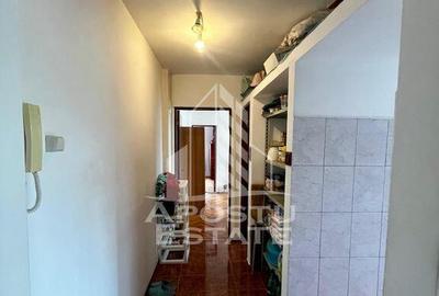 Apartament 4 camere plus boxa ,centrala proprie,zona Take... - 2