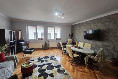 Apartament cu 3 camere semidecomandat, mobilat în Central - 1