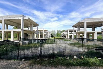 Ansamblu 8 case la structura, 3298mp teren, autorizatie vala