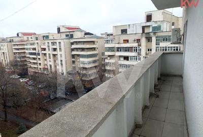 Apartament cu 3 camere decomandat în 1 Mai - 9
