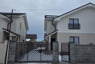 Duplex cu 4 camere cu Canalizare în Moșnița Nouă