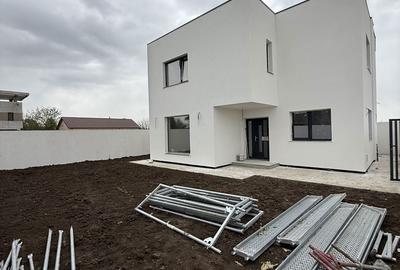 Casă cu 4 camere în Costi