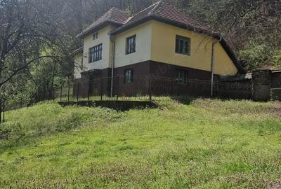Vand casa in zona de munte, com. Podeni, jud. Mehedin?i. - 2