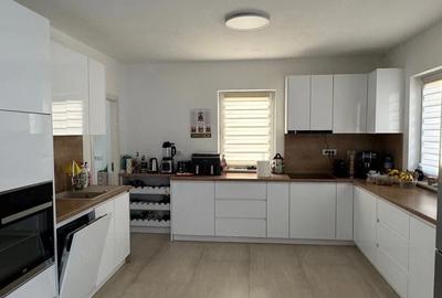 Casă cu Teren 237 Mp în Central - 2