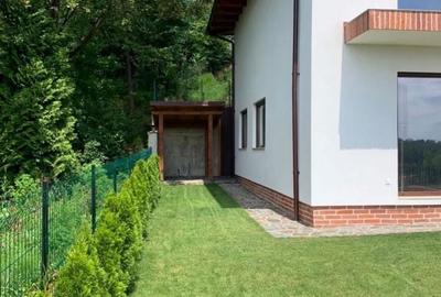 Casă cu 4 camere în Central