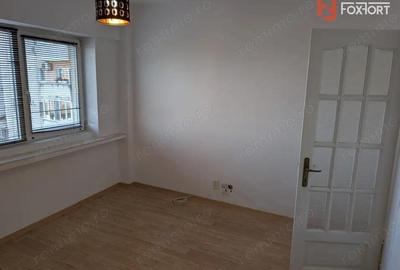 Apartament cu 4 camere decomandat în Intim