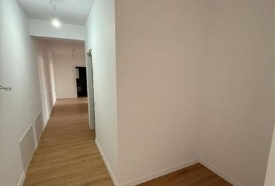 Apartament cu 4 camere decomandat în Tractorul - 4