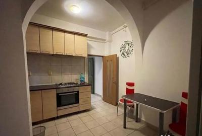 Apartament cu 3 camere semidecomandat în P-ța Victoriei