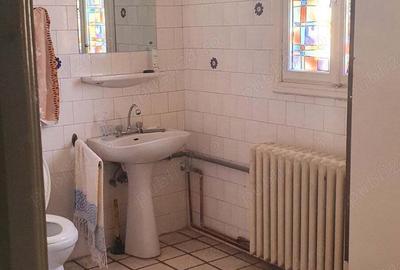 Inchiriez apartament in vila curte Rm Valcea Centru vis-a-vis de parcul Zavoi. - 1