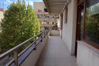 Apartament cu 4 camere semidecomandat, mobilat în Herăstrău