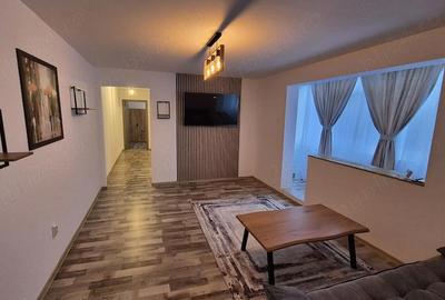Apartament cu 3 camere semidecomandat în Podul de Piatră - 1