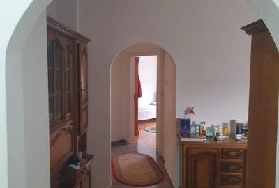 Ap. trei camere , decomandat ,2 bai, cu centrala , zona Modern