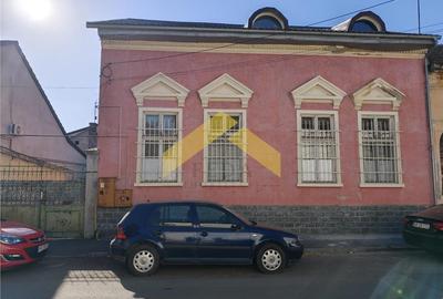 Casă individuală cu 6 camere cu Canalizare în Central - 2