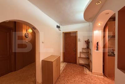 Apartament cu 4 camere decomandat, mobilat în Rovine