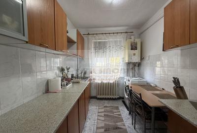 2 CAMERE TATARASI SCOALA 4 IONET TEODOREANU , GEAM LA BAIE, CENTRALA. - 2