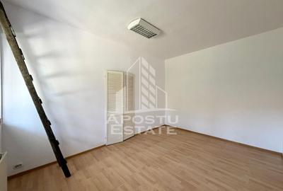 Casă individuală cu 7 camere cu Canalizare în Sânandrei