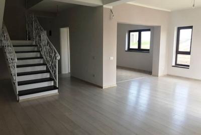 Casă cu 4 camere în Dumbrăvița
